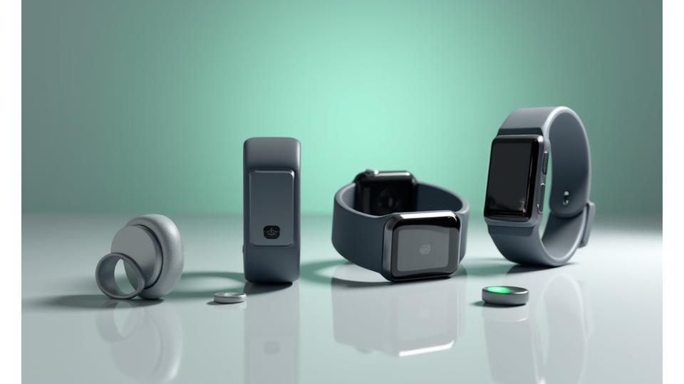 Συλλογή από σύγχρονα wearable devices, όπως έξυπνα ρολόγια, δαχτυλίδια υγείας και αισθητήρες, σε ένα φουτουριστικό, καθαρό γραφείο.